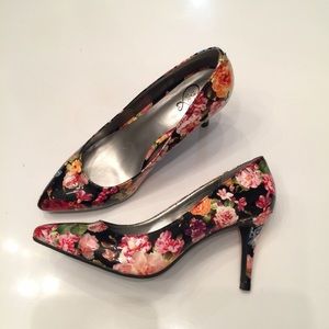143 GIRL OWANDA flowers heel